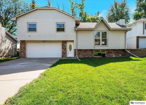 15431 Douglas Cir, Omaha, NE 68154