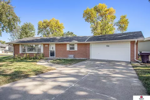 700 Windsor Dr, Lincoln, NE 68528