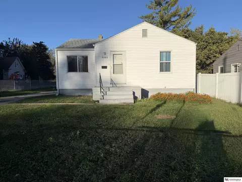 5302 N 39th Cir, Omaha, NE 68111