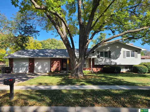 6100 Oakridge Dr, Lincoln, NE 68516