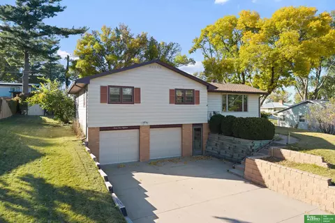 3318 S 106 St, Omaha, NE 68124