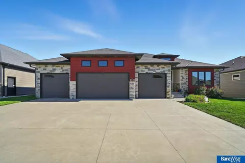 1200 N 101st St, Lincoln, NE 68527