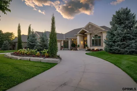 19010 Hamilton St, Elkhorn, NE 68022