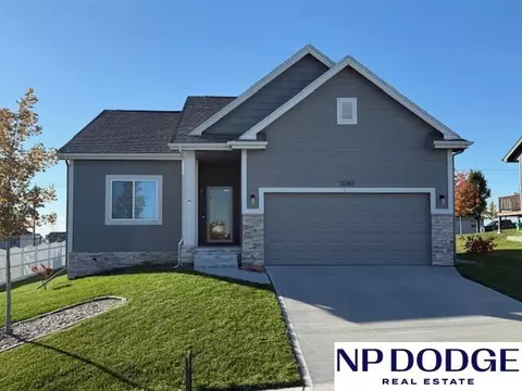 11303 Edgewater Dr, Papillion, NE 68046