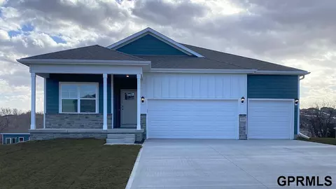 6232 Harvest Dr, Papillion, NE 68157