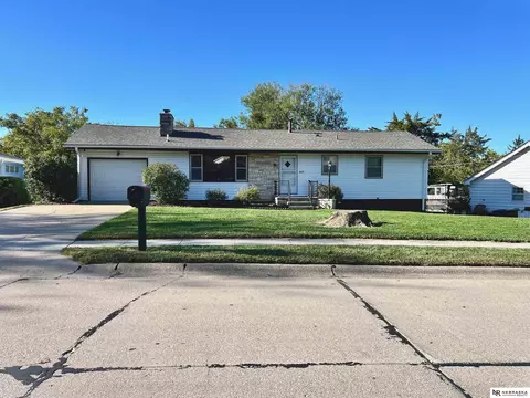 405 Dennis Dr, Bellevue, NE 68005