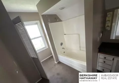 Bath - 420 Eads Ave, Hebron, NE 68370 photo 3 of 3