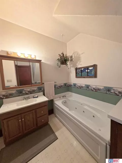 Bath - 920 E 4th St, Stromsburg, NE 68666 photo 2 of 3