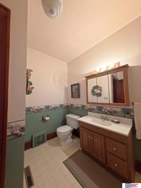 Bath - 920 E 4th St, Stromsburg, NE 68666 photo 3 of 3