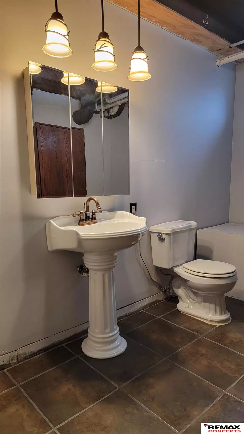 Bath - 532 S 26th St, Lincoln, NE 68510 photo 4 of 6