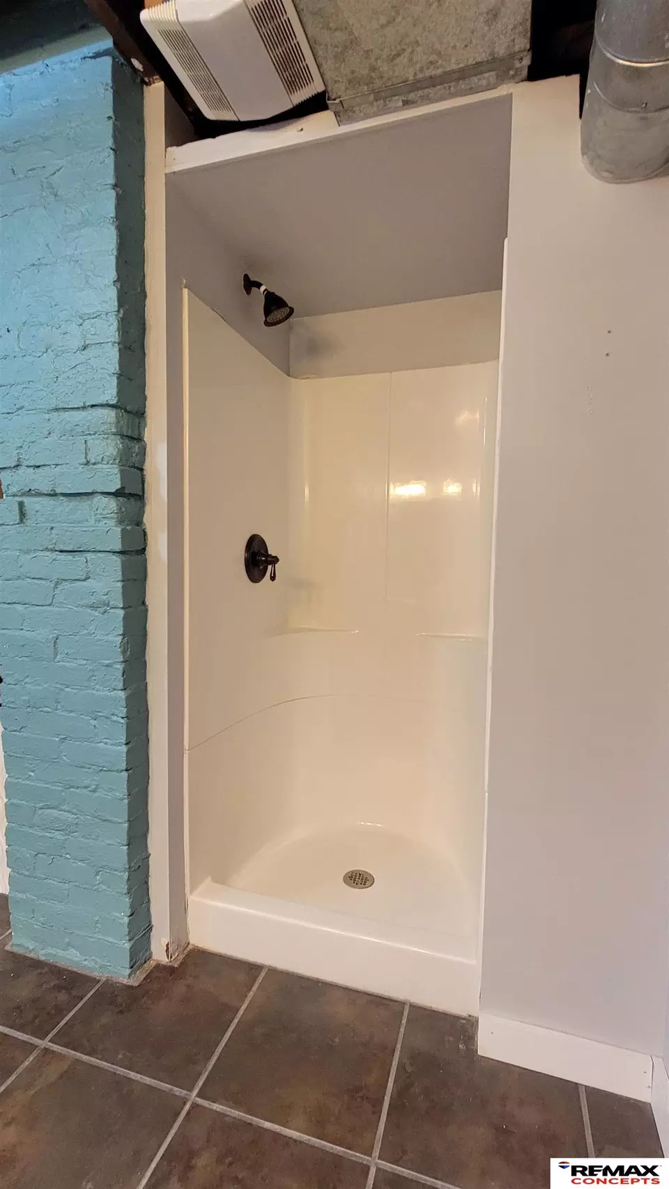 Bath - 532 S 26th St, Lincoln, NE 68510 photo 5 of 6