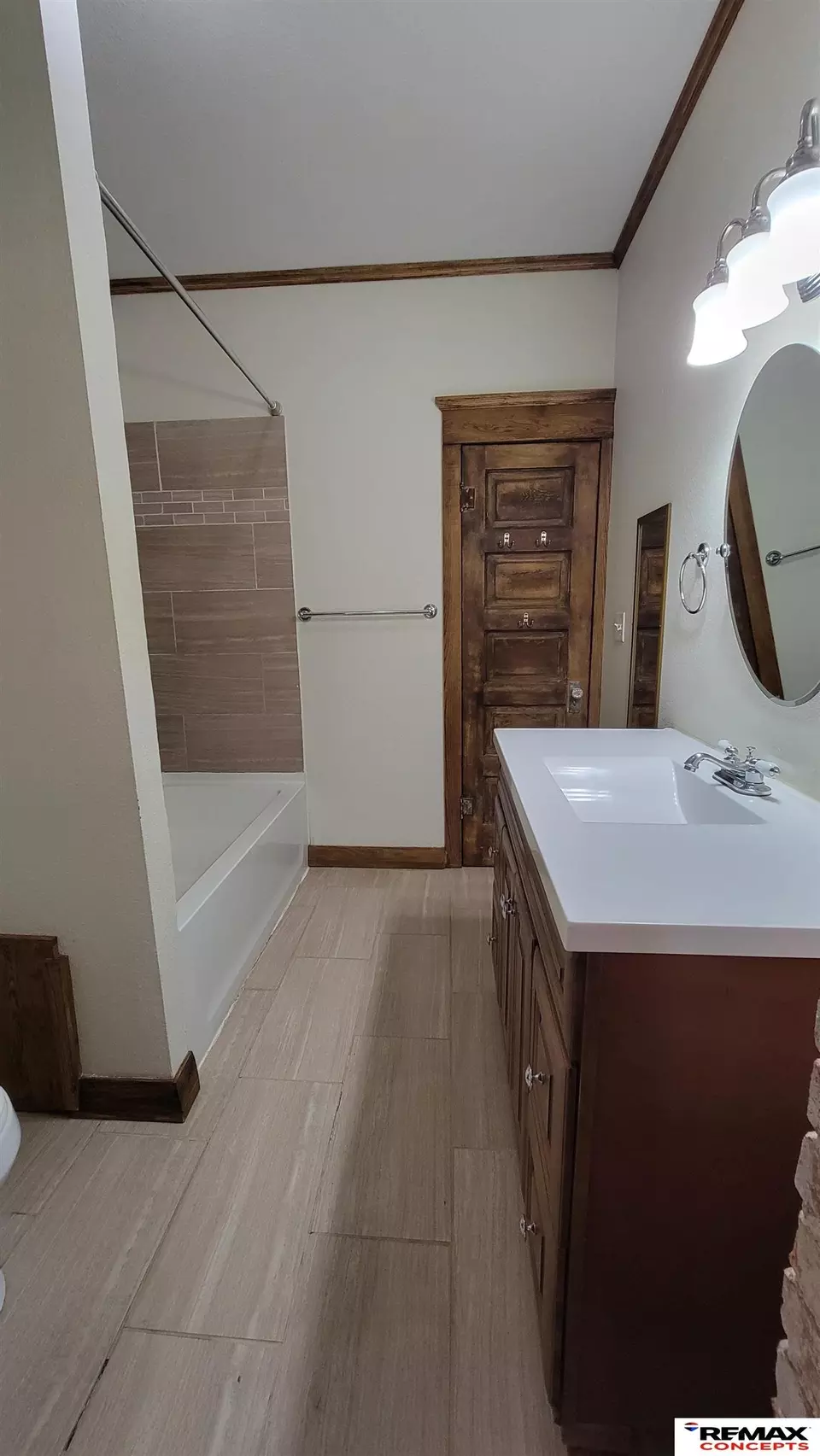 Bath - 532 S 26th St, Lincoln, NE 68510 photo 2 of 6