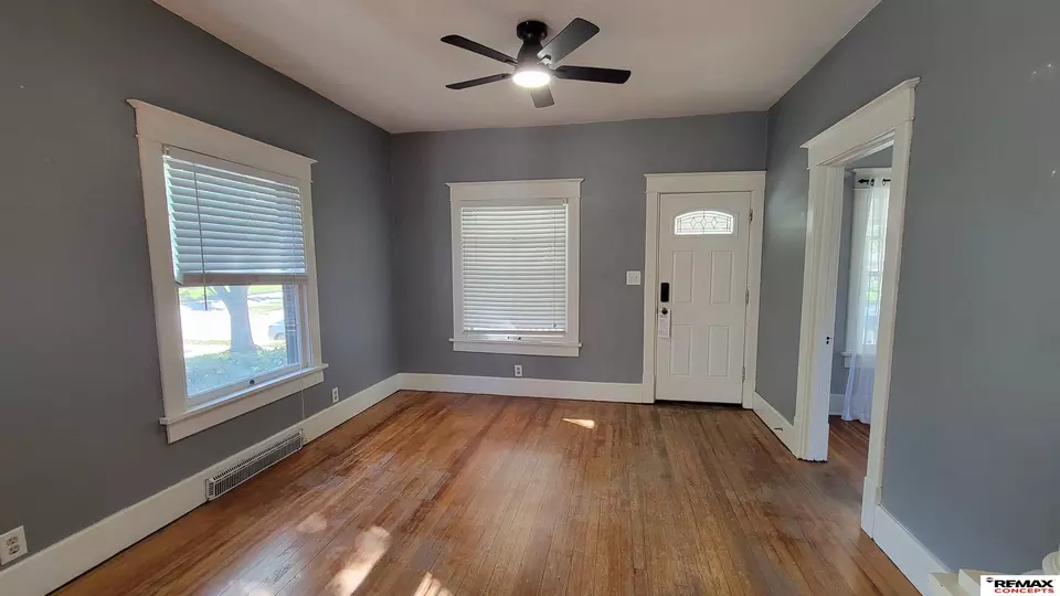 Living - 532 S 26th St, Lincoln, NE 68510 photo 2 of 4