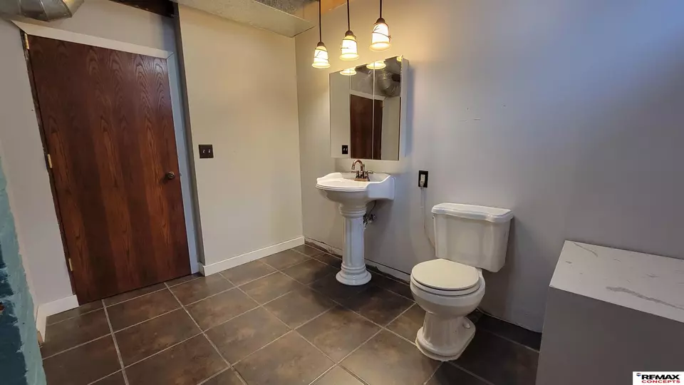 Bath - 532 S 26th St, Lincoln, NE 68510 photo 6 of 6