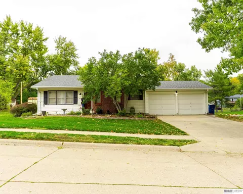 9818 Larimore Ave, Omaha, NE 68134