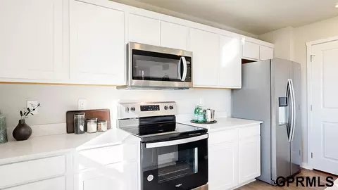 Kitchen - 16418 Willit St, Bennington, NE 68007 photo 1 of 3