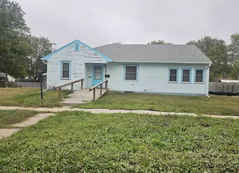 329 S 11th St, Geneva, NE 68361
