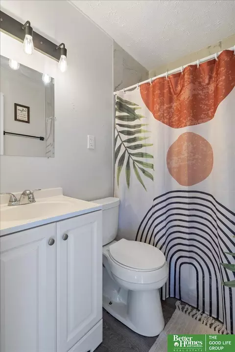 Bath - 2905 Wayne St, Bellevue, NE 68005 photo 1 of 1