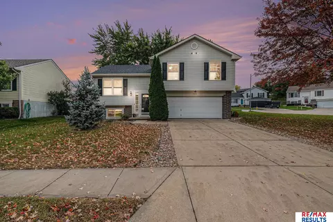 13528 S 32 St, Bellevue, NE 68123