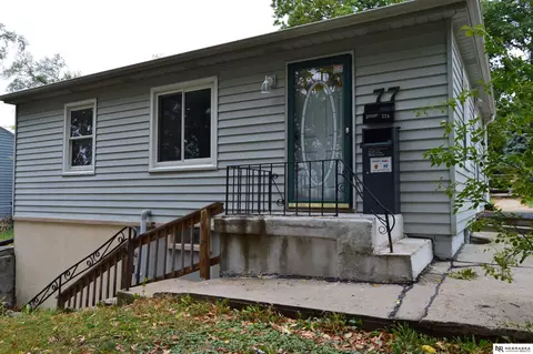 77 Country Club Rd, Ralston, NE 68127