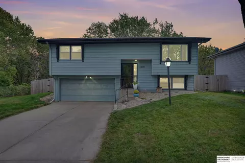 5620 S 42nd Street Ct, Lincoln, NE 68516