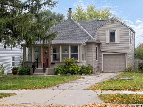 4912 Woolworth Ave, Omaha, NE 68106