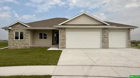 1020 Lauren Ln, Fremont, NE 68025