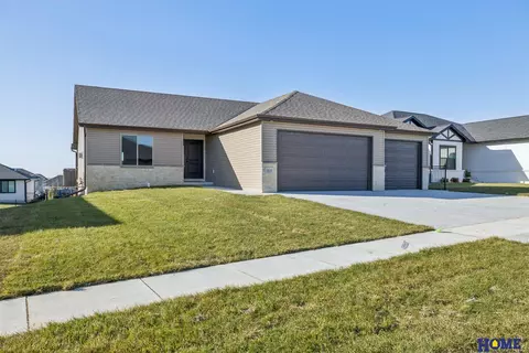 1035 Kantor Ln, Hickman, NE 68372