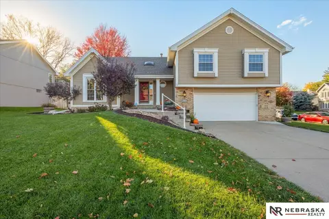 820 Oakland Ln, Papillion, NE 68046
