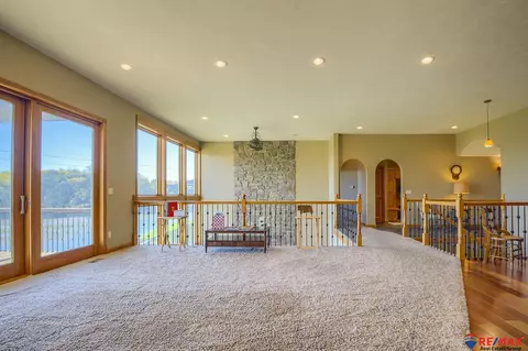 4806 Lakeside Cir, Papillion, NE 68133