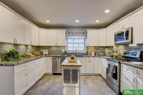 1629 Post Dr, Omaha, NE 68114