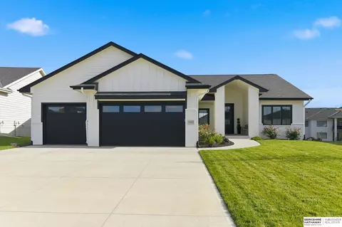 5445 Kestrel Pkwy, Elkhorn, NE 68022