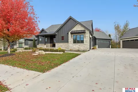 21967 Brookside Ave, Omaha, NE 68022