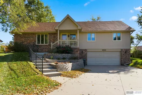 9525 Burdette Cir, Omaha, NE 68134