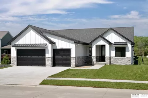 10314 S 97th St, Papillion, NE 68046