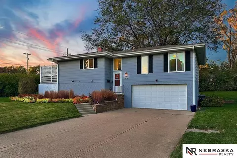 9536 Meadow Dr, Omaha, NE 68114
