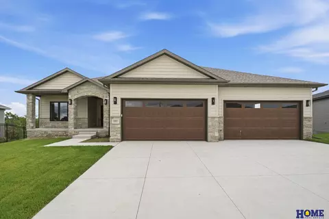 10821 Century Ln, Lincoln, NE 68527