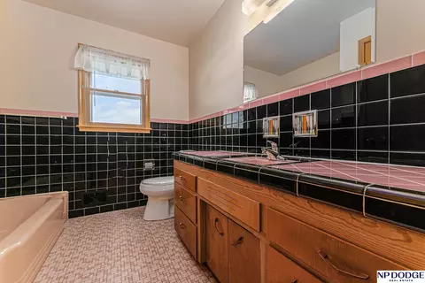 Bath - 3957 E St, Omaha, NE 68107 photo 1 of 1