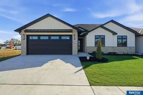 9225 Marbella Dr, Lincoln, NE 68520