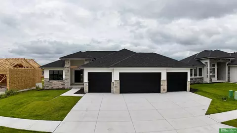 5602 N 212th St, Elkhorn, NE 68022