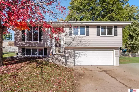 6215 NW 5th St, Lincoln, NE 68521