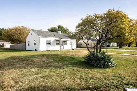 Exterior - 1324 N 7th St, Beatrice, NE 68310 photo 2 of 7