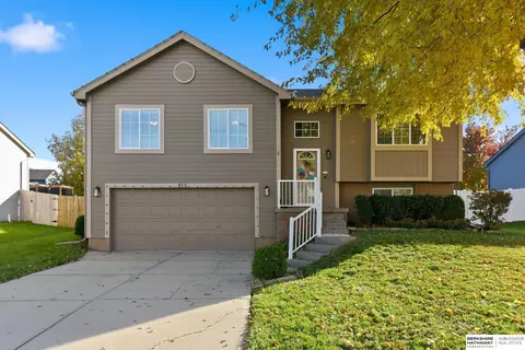 813 Clearwater Dr, Papillion, NE 68046