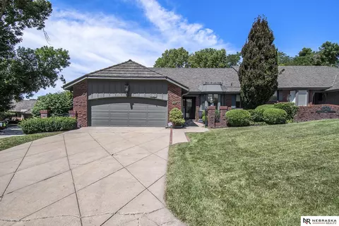 10082 Fieldcrest Dr, Omaha, NE 68114