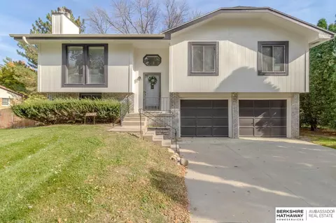 9621 Oak Ridge Dr, Bellevue, NE 68147