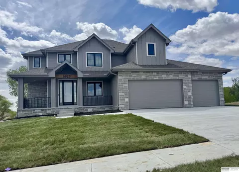 9925 Prospect St, Papillion, NE 68046