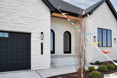 21107 Laurel Ave, Elkhorn, NE 68022