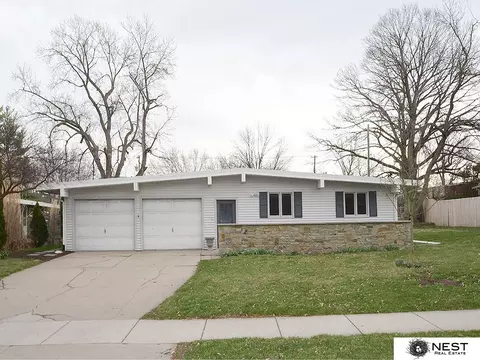 6211 Sunrise Rd, Lincoln, NE 68510