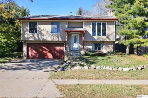 8212 Bondesson St, Omaha, NE 68122