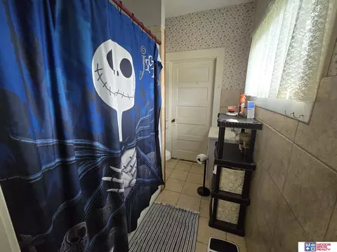 Bath - 1017 Ella St, Beatrice, NE 68310 photo 1 of 1